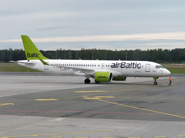 lv-airbaltic-a220-riga-030919-markkusalo-pic2-full.jpg