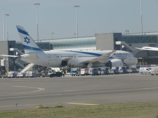 nl-elal-b787-schiphol-120623-full.jpg