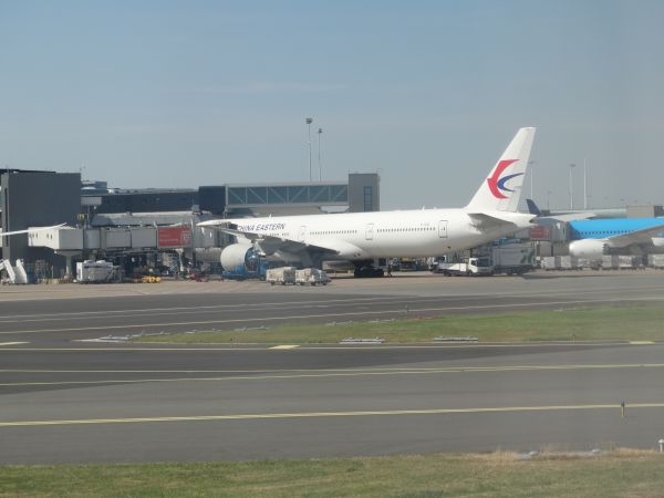 nl-china_eastern-b7343-schiphol-120623-full.jpg